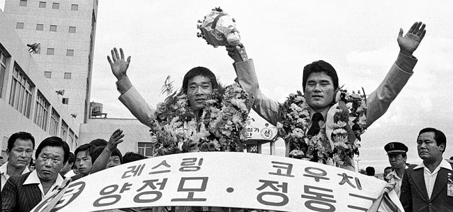 1976년 몬트리올 올림픽에서 금메달을 딴 양정모 선수가 환영 인파에게 손을 흔들고 있어요. /조선일보DB