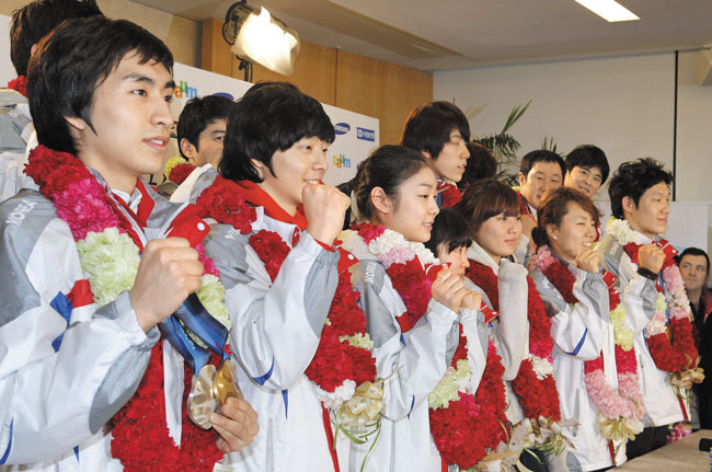 2010년 밴쿠버 올림픽이 끝나고 선수들이 귀국 기자회견에서 사진을 찍고 있는 모습. /이덕훈 기자