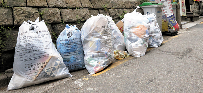 서울 서대문구의 한 골목에 종량제 쓰레기봉투들이 버려져 있는 모습. /고운호 기자