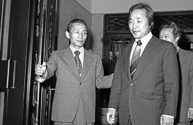 1975년 5월 21일 청와대에서 박정희 대통령과 김영삼 신민당 총재가 회담을 했어요. /김영삼민주센터