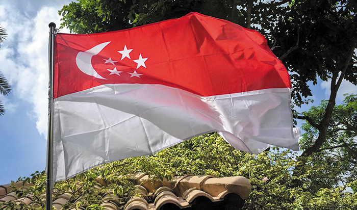 싱가포르 국기가 바람에 펄럭이고 있어요. /리셴룽 총리 페이스북