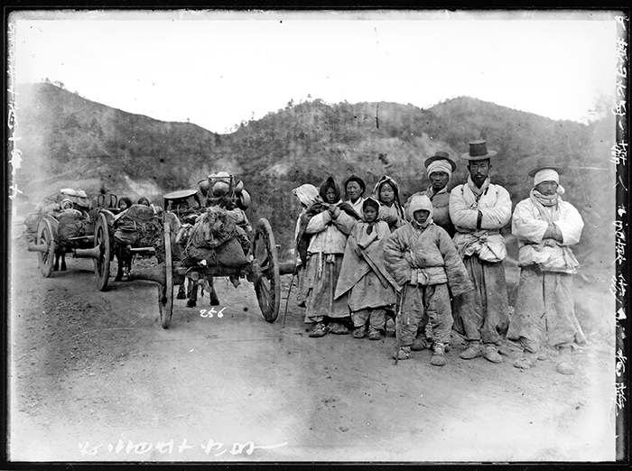 1910년대 초 간도로 이주하는 함경북도 주민들. /국립중앙박물관