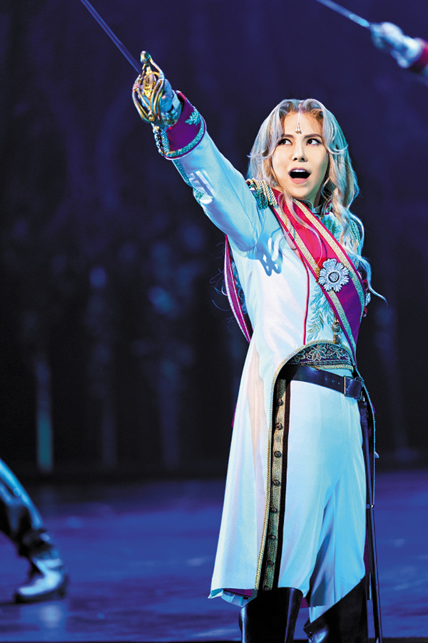 한국 창작 뮤지컬 ‘베르사유의 장미’ 공연에서 주인공 오스칼 역할을 맡은 김지우 배우가 연기하는 모습. 이 뮤지컬은 1970년대 일본 만화 ‘베르사유의 장미’가 원작이에요. /EMK뮤지컬컴퍼니