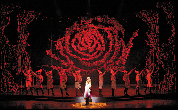한국 ‘베르사유의 장미’ 뮤지컬 공연의 무대 배경에 제목처럼 붉은 장미가 가득 피어올랐어요. /EMK뮤지컬컴퍼니