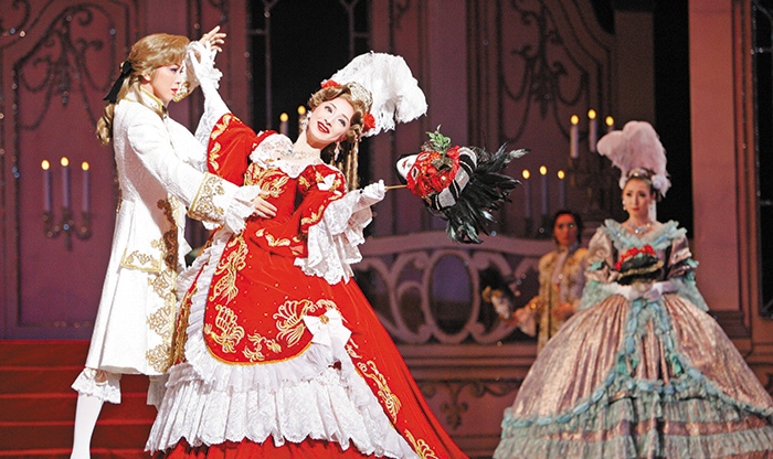 일본의 여성 가극단 ‘다카라즈카’가 2005년 내한해 뮤지컬 ‘베르사유의 장미’를 공연하는 모습. 100년 넘는 역사를 갖고 있는 다카라즈카는 결혼을 하면 극단에서 나가야 해서 배우 모두 미혼 여성이래요. /이명원 기자