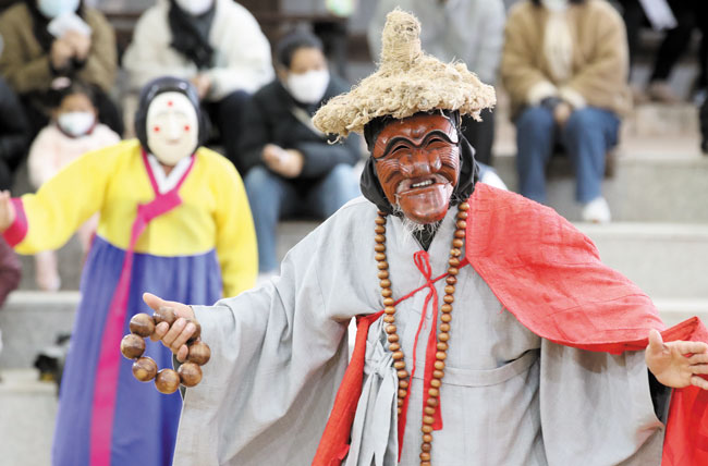 경북 안동의 전통 탈놀이인 '하회별신굿탈놀이' 공연 모습이에요. 마을 공동 제사인 별신굿의 한 순서로 진행돼요. 고려 시대에 만들어진 것으로 알려진 하회탈은 국보로 지정됐답니다. /뉴스1