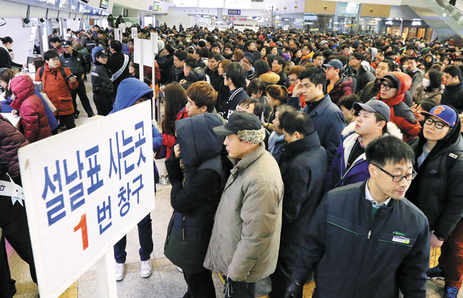 2014년 1월 8일 서울역 매표소 앞에 귀성길 기차표를 구하려는 시민들이 줄을 서있어요. /오종찬 기자