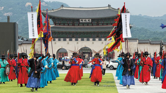 서울 종로구 광화문광장에서 수문장 순라 의식이 진행되고 있어요. '순라'는 궁궐을 경비하는 금군이 궁궐과 도성 안팎을 순찰하는 거예요. /뉴스1