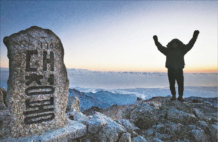 설악산 대청봉 정상에 오르면 산줄기와 동해 바다까지 볼 수 있습니다. 동해 수평선 아래에서 치솟는 일출이 특히 장관이랍니다.
/조선일보 DB