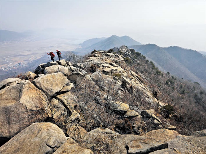 마니산 정상의 참성단에서 정수사와 함허동천으로 이어지는 능선 모습입니다. ?마니산 산행의 하이라이트로 꼽히는 구간이에요.
/영상미디어