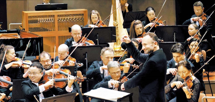 지휘자 키릴 페트렌코가 독일 베를린 필하모닉 오케스트라(베를린 필)를 지휘하고 있습니다. 베를린 필은 매년 연말 ‘질베스터 콘체르트’라는 송년 음악회를 열어요.
/베를린 필하모닉