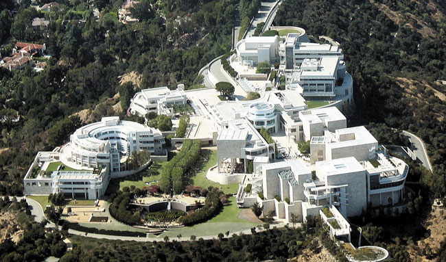 미국 로스앤젤레스 산타모니카산 언덕에 있는 게티 센터. 게티 센터는 미술관뿐 아니라 도서관, 보존 연구소 등이 한 데 모인 예술 단지입니다. /위키피디아