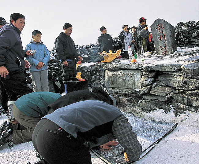 태백산 천제단에서 사람들이 제사를 지내고 있어요. 옛날부터 조상들은 태백산에서 나라의 번영을 비는 제사를 지냈다고 합니다. /조선일보 DB