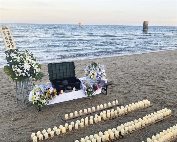 조세이 탄광 인근 바닷가에 수몰 사고 희생자를 추모하는 촛불이 줄지어 놓여있습니다. 바다 위로 탄광의 환기구 역할을 했던 콘크리트 기둥이 보이네요.