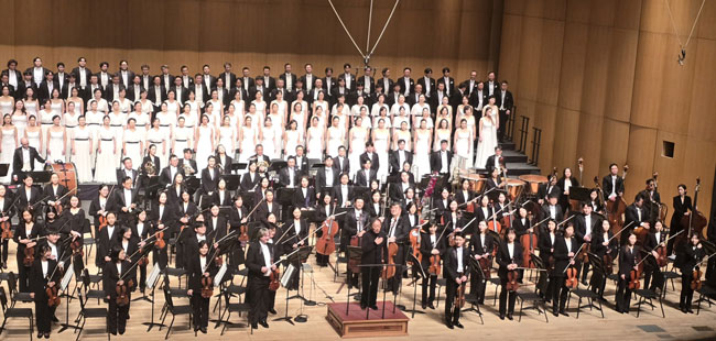 지난달 30일 KBS교향악단 정기 연주회에서 정명훈 지휘자와 악단이 베토벤 교향곡 9번 ‘합창’ 연주를 마친 뒤 관객석을 바라보고 있습니다. /연합뉴스