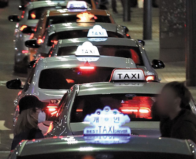 코로나 시기였던 지난 2020년 서울 중구 명동에서 택시들이 줄지어 손님을 기다리고 있는 모습이에요. /뉴시스