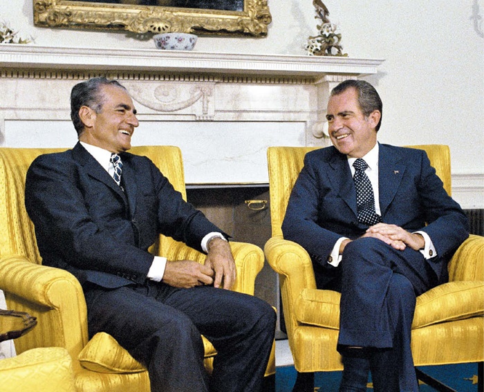 1973년 무함마드 레자 샤(왼쪽)와 리처드 닉슨 당시 미국 대통령이 백악관에서 이야기를 나누고 있습니다.