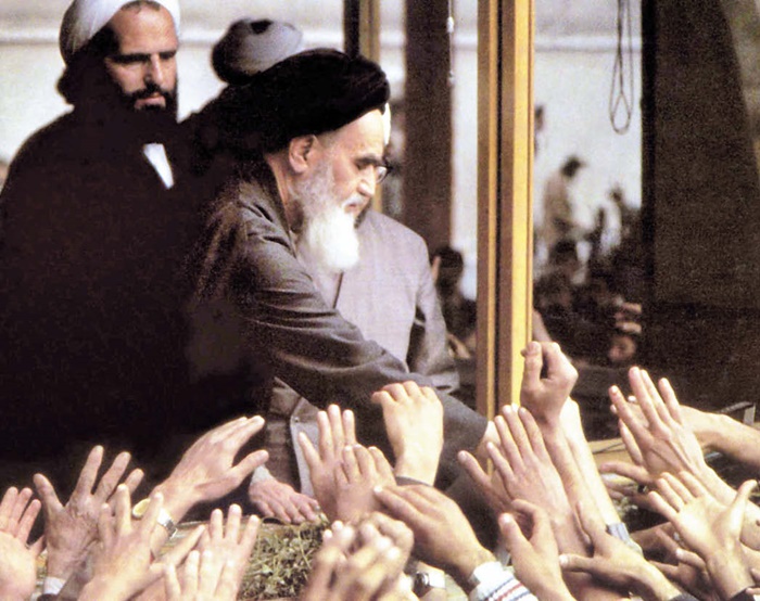 이슬람 혁명을 이끈 루홀라 호메이니가 지지자들의 손을 잡아주고 있어요.
