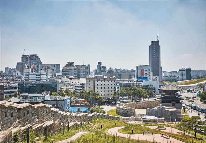 서울 동대문구 흥인지문공원입니다. 한양도성 낙산 구간의 성벽이 남아 있어요.