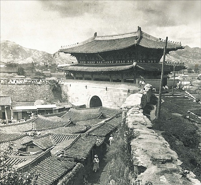 1904년 숭례문 근처를 촬영한 사진이에요. 근처에 성벽이 보입니다. 성벽처리위원회는 1908년 이 성벽을 허물었어요.