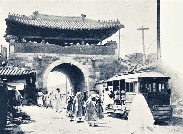 돈의문의 성문을 전차가 지나다녀요. 돈의문은 1915년 철거됐어요.
