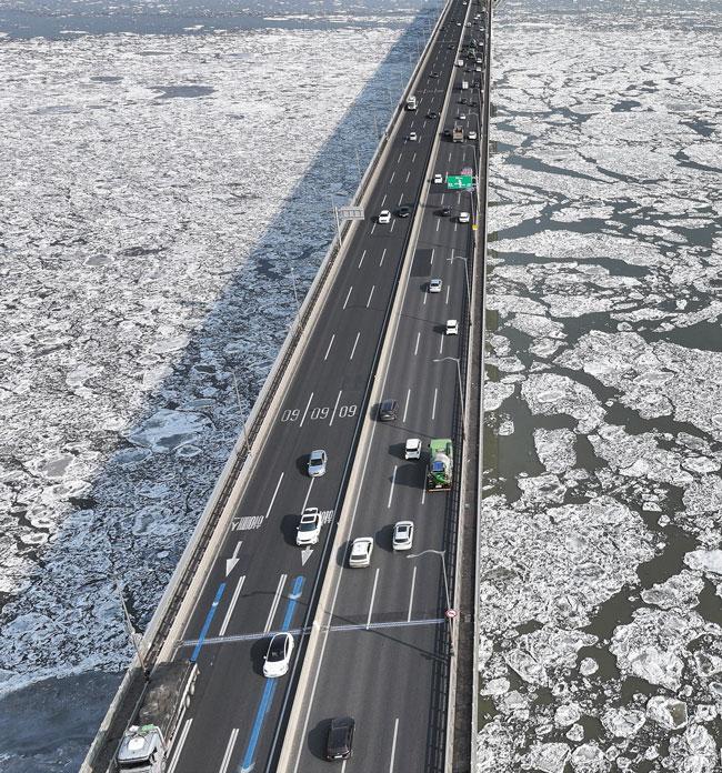 지난달 23일 경기 김포시 일산대교 인근 한강 위에 얼음이 떠다니고 있어요. /뉴스1