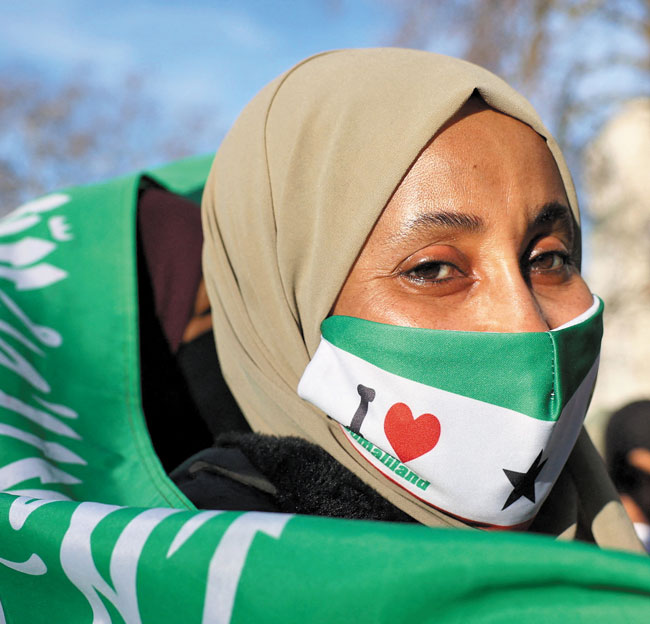 지난달 14일(현지 시각) 영국 런던에서 열린 소말릴란드 공식 국가 인정 촉구 집회에서 소말릴란드 출신 여성이 소말릴란드 국기 문양 마스크를 쓰고 있습니다. /로이터 연합뉴스