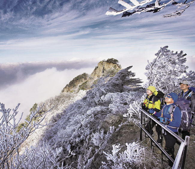 월악산에서 등산객들이 설경을 바라보고 있어요. /영상미디어