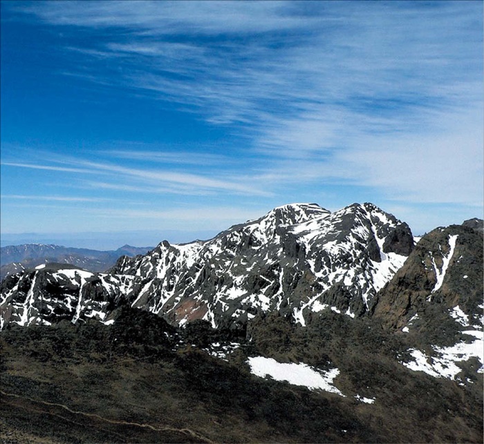 모로코의 투브칼산이에요. 이 산은 해발 4167m로 아틀라스산맥 중 가장 높은 봉우리를 가지고 있어요.
/위키피디아
