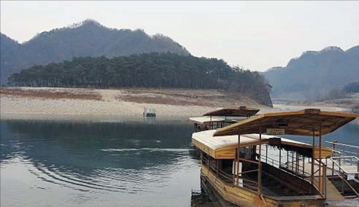 단종이 유배 생활을 했던 강원 영월군 청령포예요. 삼면이 강으로 둘러싸이고 뒤쪽은 산지라서 외부 출입이 불가능한 곳이에요.