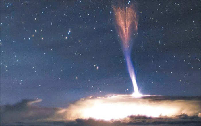 2017년 7월 미국 하와이의 제미니 천문대에서 촬영한 블루 제트와 레드 스프라이트.
/위키피디아