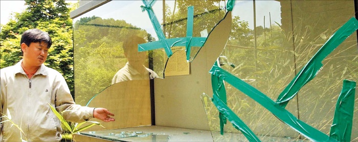 국립공주박물관 도난 사건 다음 날인 2003년 5월 16일 박물관 관계자가 유리가 깨진 채 텅 비어 있는 금동관음보살입상 보관함을 살펴보고 있어요.