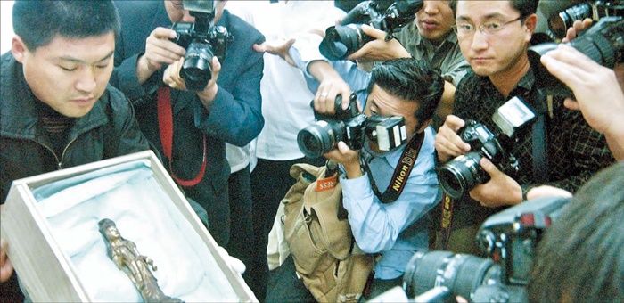충남 공주경찰서 관계자가 무사히 회수한 금동관음보살입상을 2003년 5월 26일 언론에 공개했습니다.