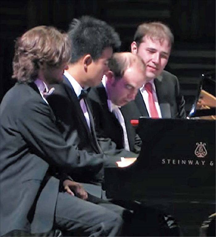 2013년 클리블랜드 국제 피아노 콩쿠르 수상자 4명이 한 피아노에서 알베르 라비냐크의 갤롭 행진곡을 연주하고 있습니다. /피아노 클리블랜드 유튜브