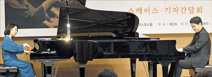 2021년 9월 음반 발매 기념 기자 간담회에서 연주하는 피아니스트 신미정(왼쪽)과 박상욱. 이들은 오스트리아 빈에서 함께 유학하다가 '신박 듀오'를 결성했어요. /연합뉴스