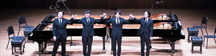 지난달 25일 정주영 현대그룹 창업주 추모 음악회에서 연주를 마친 김선욱(왼쪽부터)·선우예권·조성진·임윤찬이 네 대의 피아노 앞에 서서 관객에게 인사하고 있어요. /현대차그룹