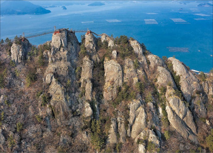 마치 공룡 등줄기같이 생긴 사량도 지리산의 바위 능선이에요. 뒤쪽으로 남해 풍경이 보입니다.
/조선일보 DB
