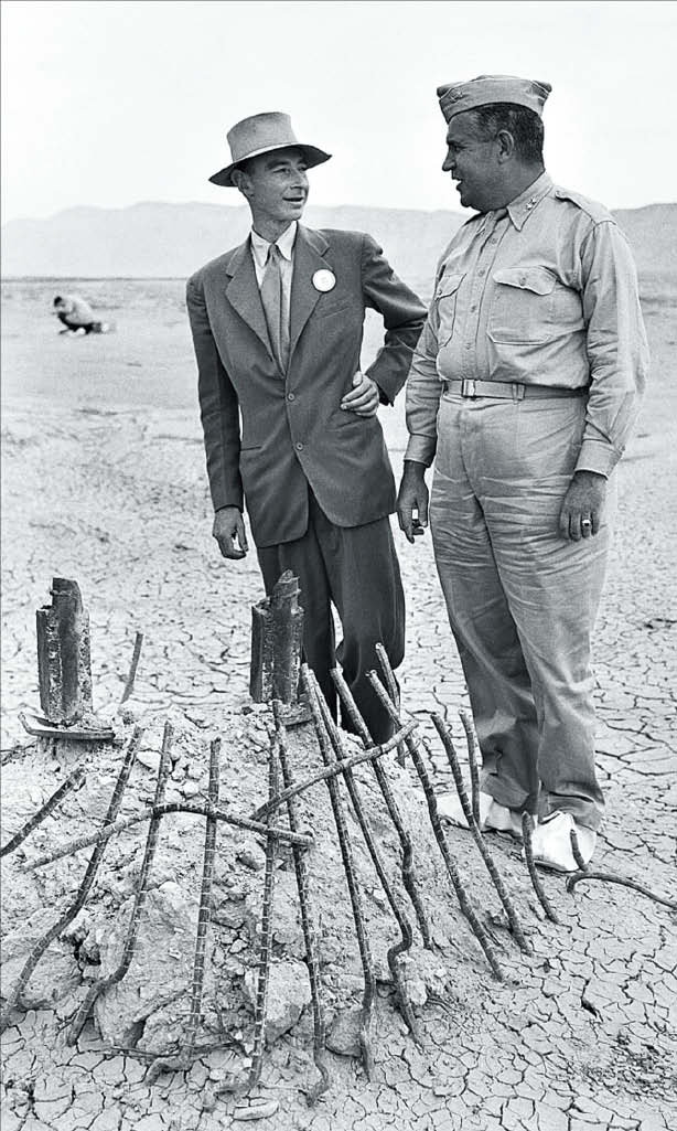 '맨해튼 프로젝트'에 참여했던 물리학자 로버트 오펜하이머(왼쪽)와 미군 레슬리 그로브스가 원자폭탄 실험 잔해를 살펴보고 있어요.