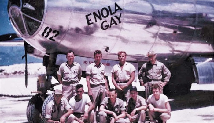 히로시마에 원자폭탄을 투하한 폭격기 이놀라 게이와 그곳에 탑승했던 미군들이 사진을 찍고 있어요. /위키피디아