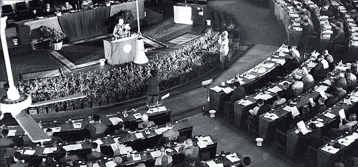 1949년 제1차 정협 전체 회의예요. 이 회의에서 중국의 국명과 수도, 국가, 국기, 공동 강령 등이 정해졌습니다.