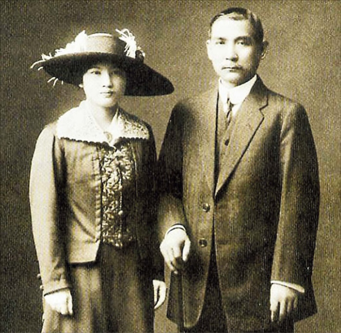 쑹칭링(왼쪽)과 쑨원의 결혼 사진이에요.
