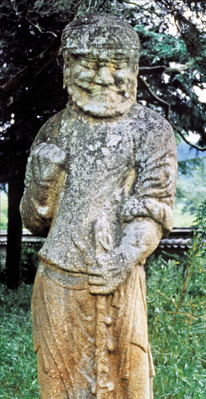 경북 경주 괘릉에 있는 무인상입니다. 이국적인 생김새 때문에 페르시아인을 표현한 것으로 보기도 해요.