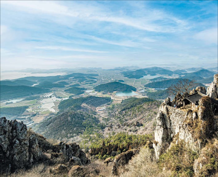 달마산에서 내려다본 풍경입니다. 바위 능선과 멀리 바다가 보입니다.
/영상미디어