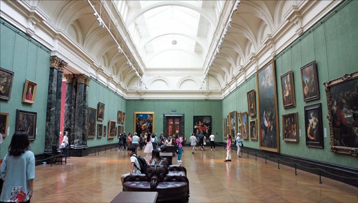 영국 '내셔널 갤러리'의 내부 모습이에요.