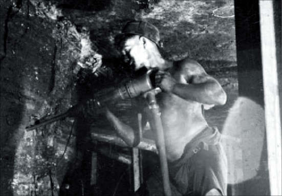 1942년 영국의 한 광산에서 광부가 커다란 드릴로 석탄을 캐고 있어요. /위키피디아