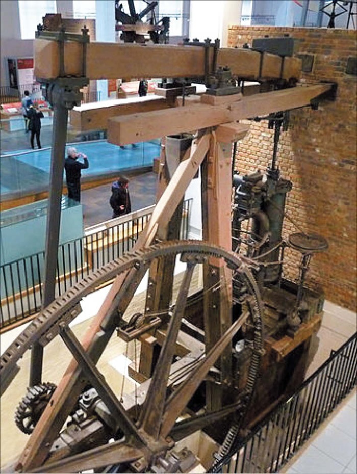 제임스 와트가 만든 증기기관입니다. 영국 런던의 과학박물관에 전시돼 있어요.
