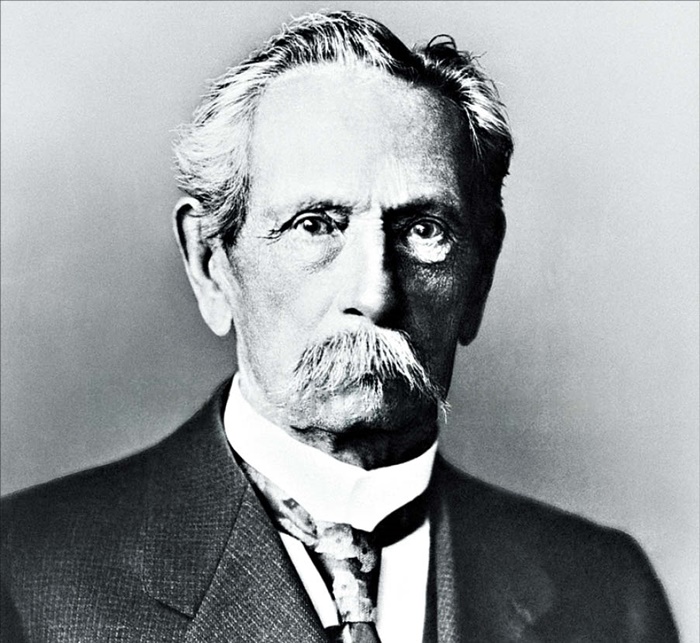 1920년대 카를 벤츠의 사진입니다.