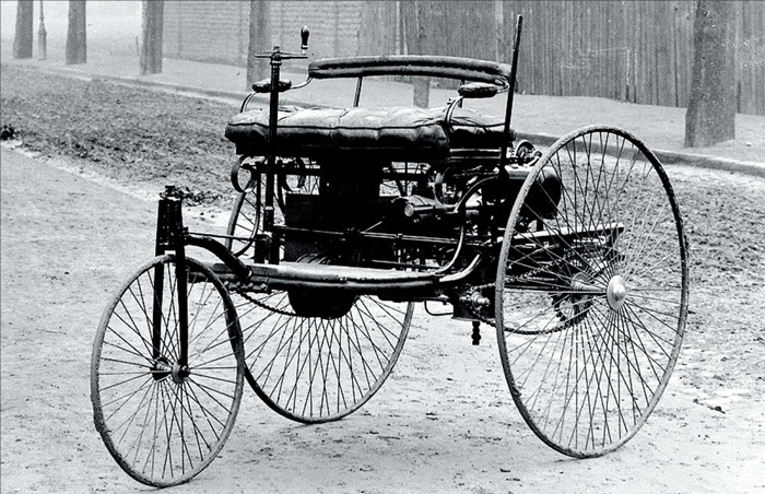 카를 벤츠가 1885년 만든 가솔린 자동차예요. /위키피디아