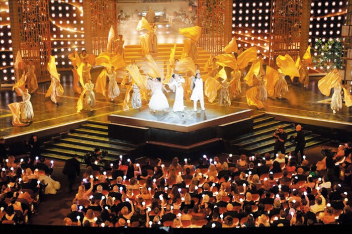 지난 15일(현지 시각) 미국 로스앤젤레스에서 열린 아카데미 시상식에서 ‘케이팝 데몬 헌터스’의 OST ‘골든’ 공연이 열리고 있습니다. 케이팝 데몬 헌터스는 장편 애니메이션상과 주제가상을 받았어요. /EPA 연합뉴스