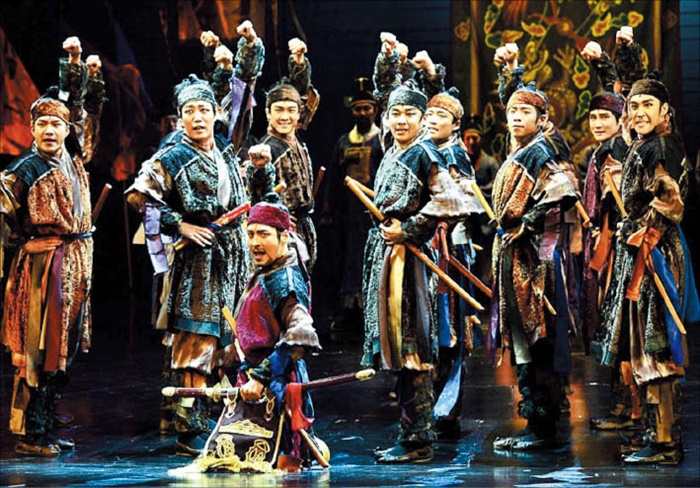 국내 창작 뮤지컬인 ‘명성황후’ 공연 모습이에요. /뉴시스